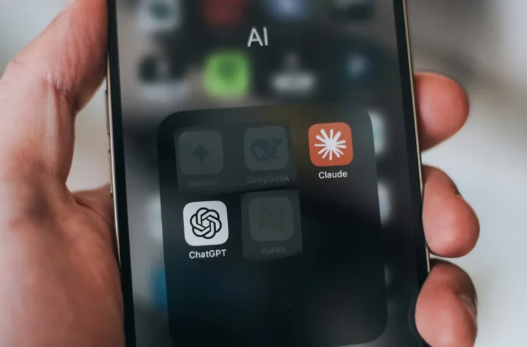 Thumbnail Blog Claude or ChatGPT? The Secret Choice of Modern Professional UI/UX Designers 